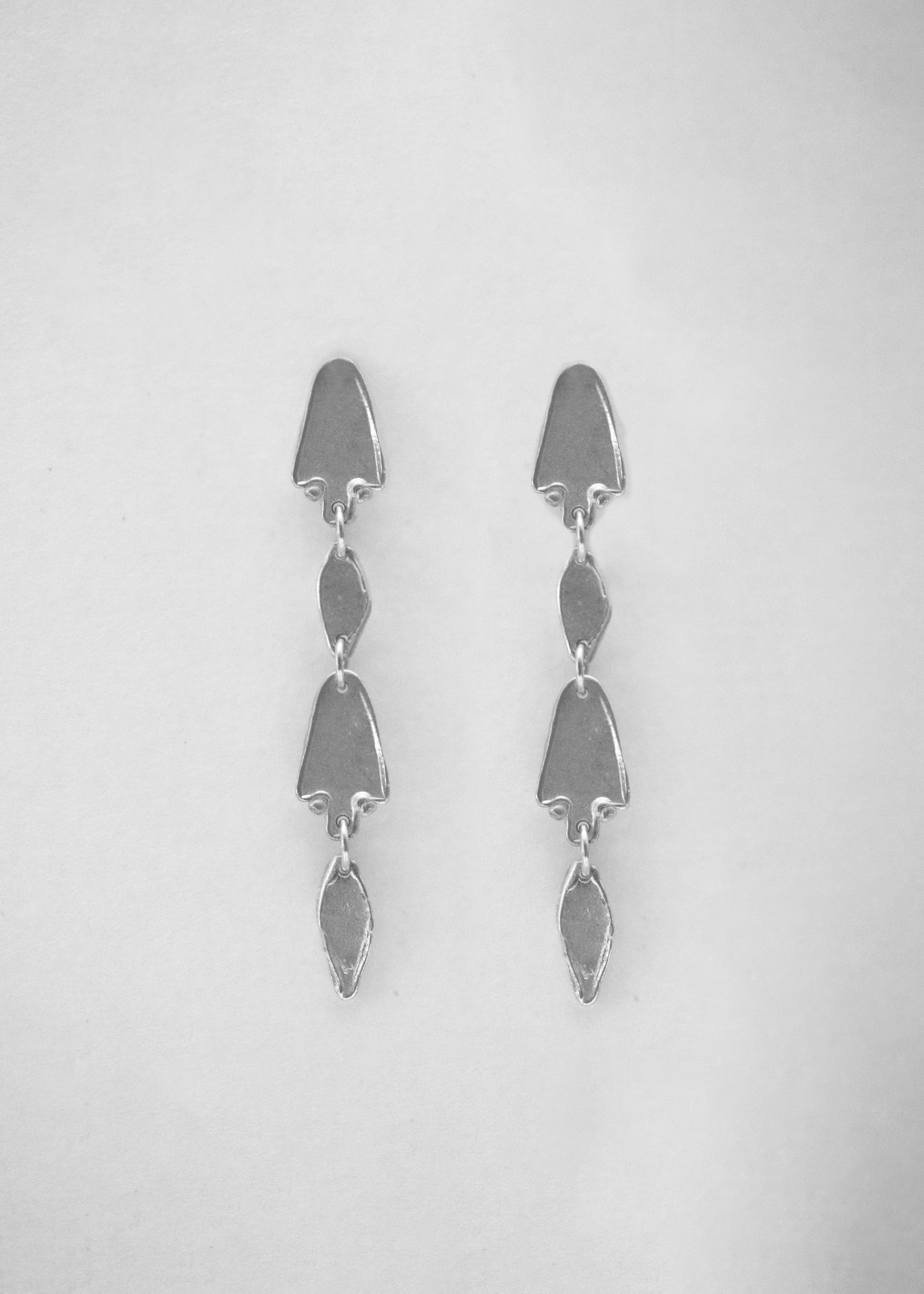 Pendientes largos hechos a mano en plata. Foto detalle producto. 