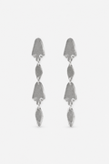 Pendientes largos hechos a mano en plata. Foto detalle producto. 