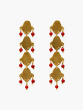 Pendientes largo hechos a mano con piedras rojas, bañados en oro. Foto detalle de producto. 