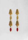 Pendientes largos hechos a mano bañado en oro. Foto detalle producto. 