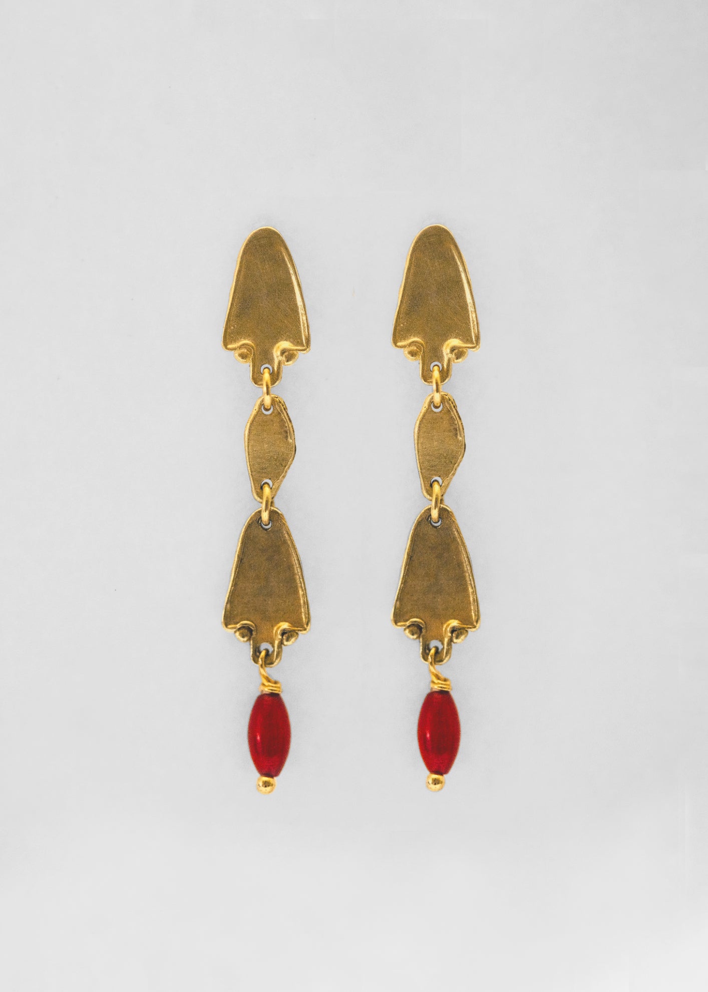 Pendientes largos hechos a mano bañado en oro. Foto detalle producto. 