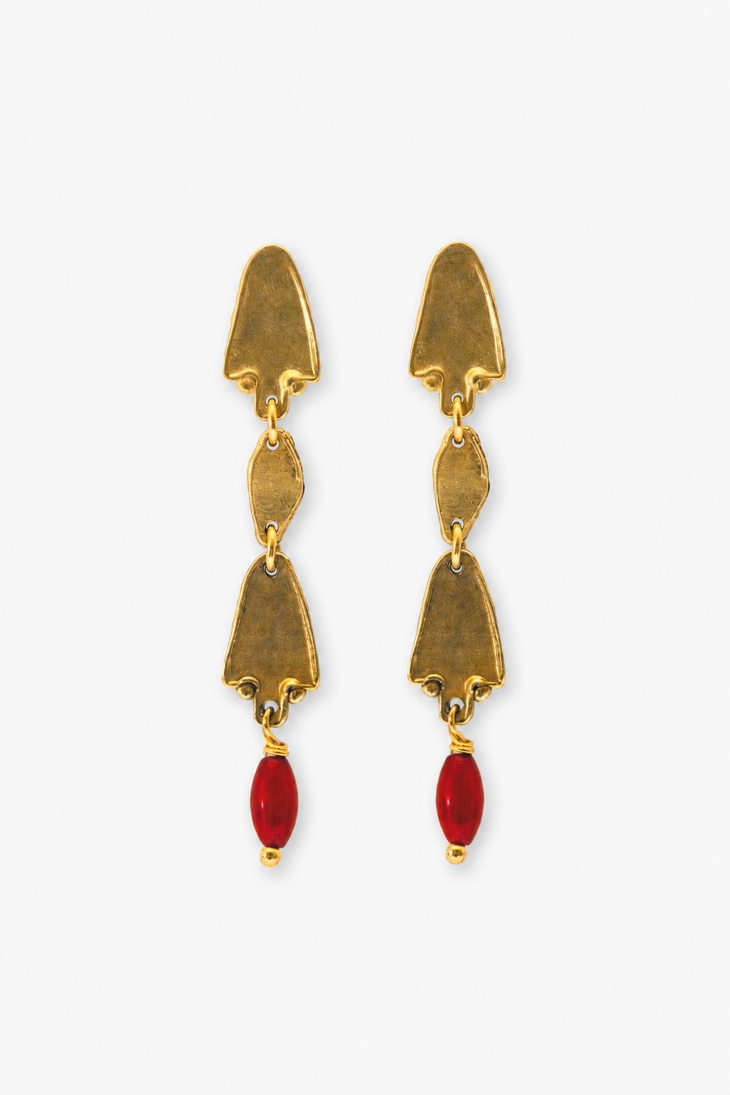 Pendientes largos hechos a mano bañado en oro. Foto detalle producto. 