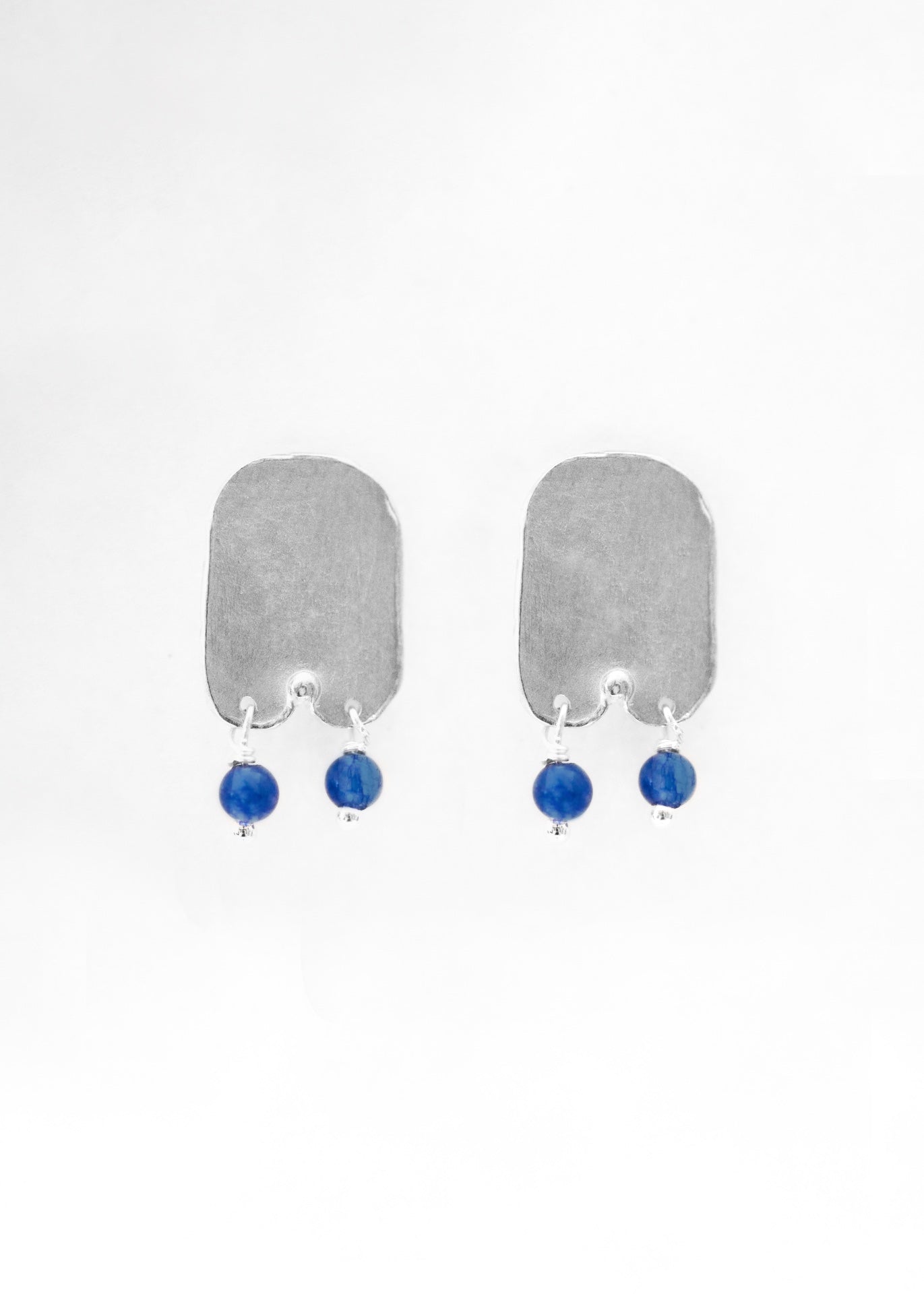 Pendientes hechos a mano con piedras azules en plata. Foto detalle de producto. 