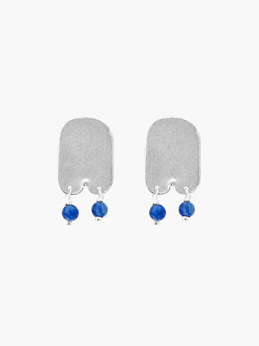 Pendientes hechos a mano con piedras azules en plata. Foto detalle de producto. 