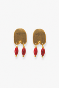 Pendientes hechos a mano con piedras rojas bañado en oro. Foto detalle de producto. 
