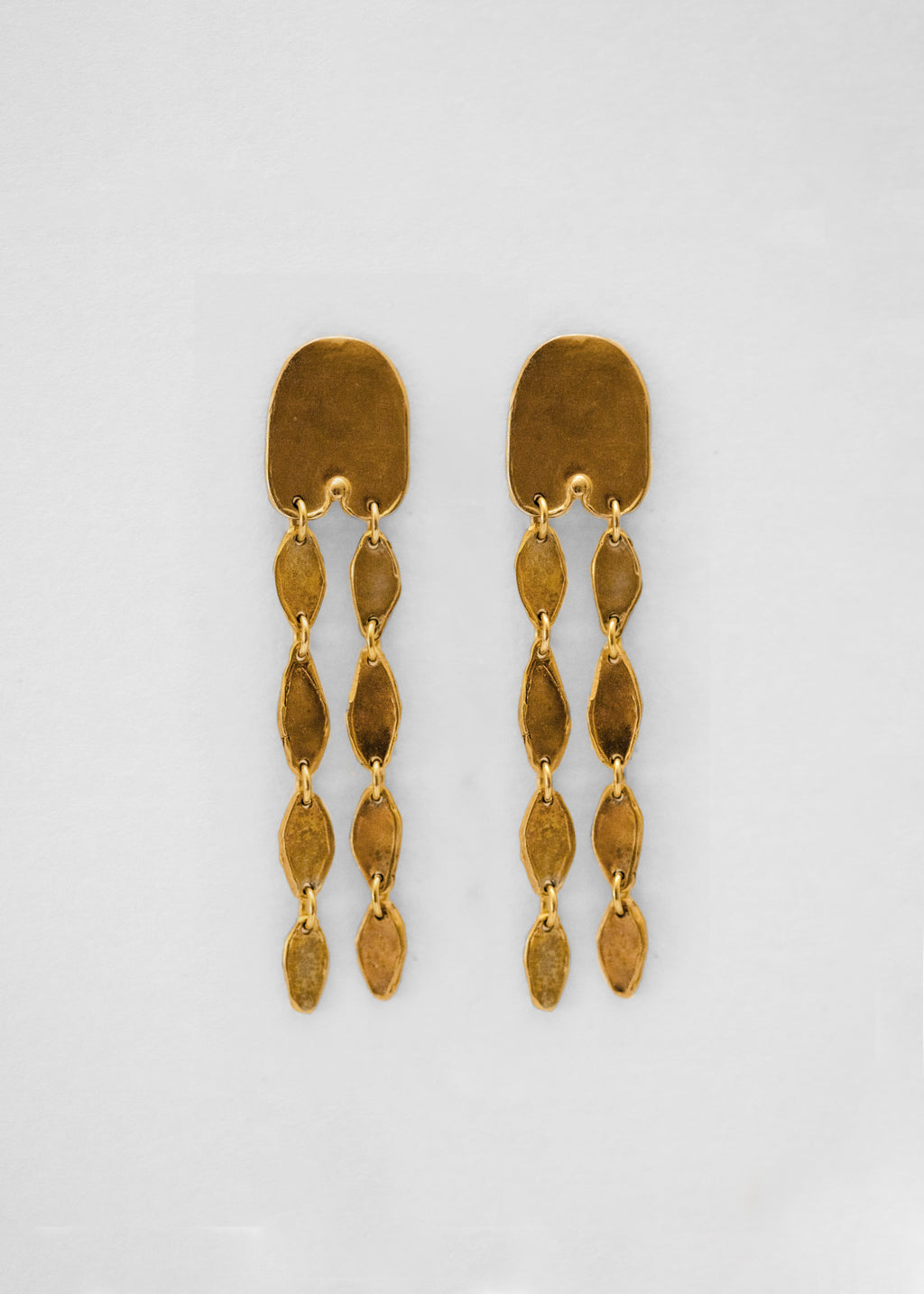 Pendientes hechos a mano largos en forma de cadena, bañado en oro. Foto detalle de producto. 