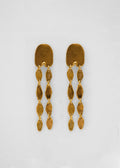 Pendientes hechos a mano largos en forma de cadena, bañado en oro. Foto detalle de producto. 