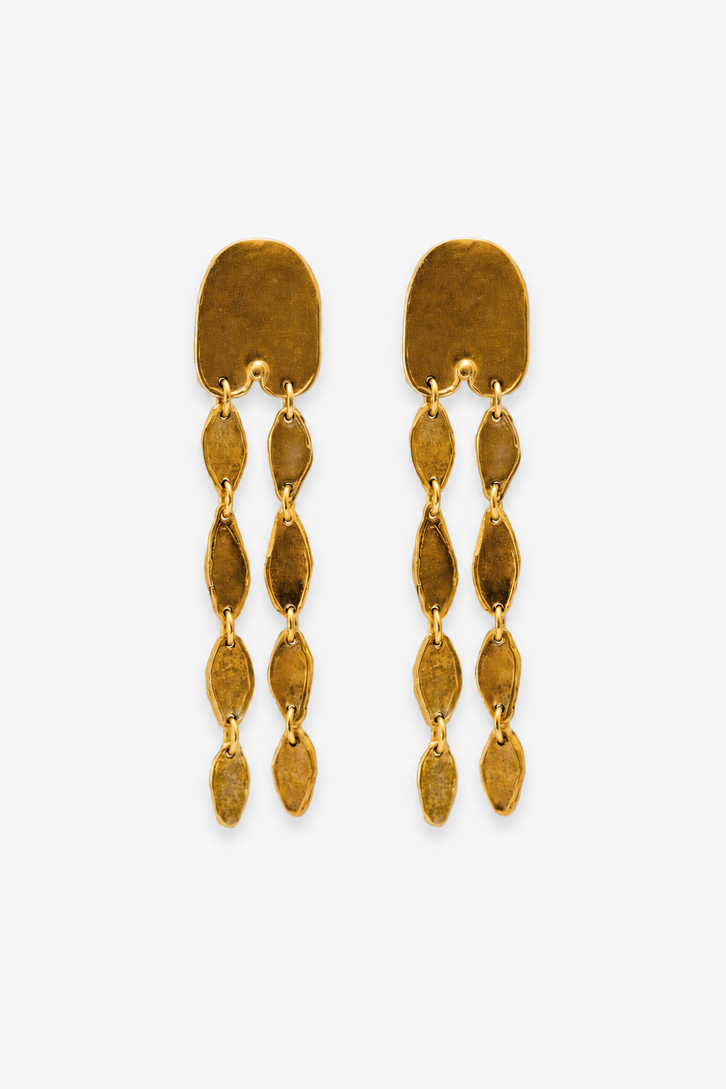 Pendientes hechos a mano largos en forma de cadena, bañado en oro. Foto detalle de producto. 