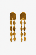 Pendientes hechos a mano largos en forma de cadena, bañado en oro. Foto detalle de producto. 