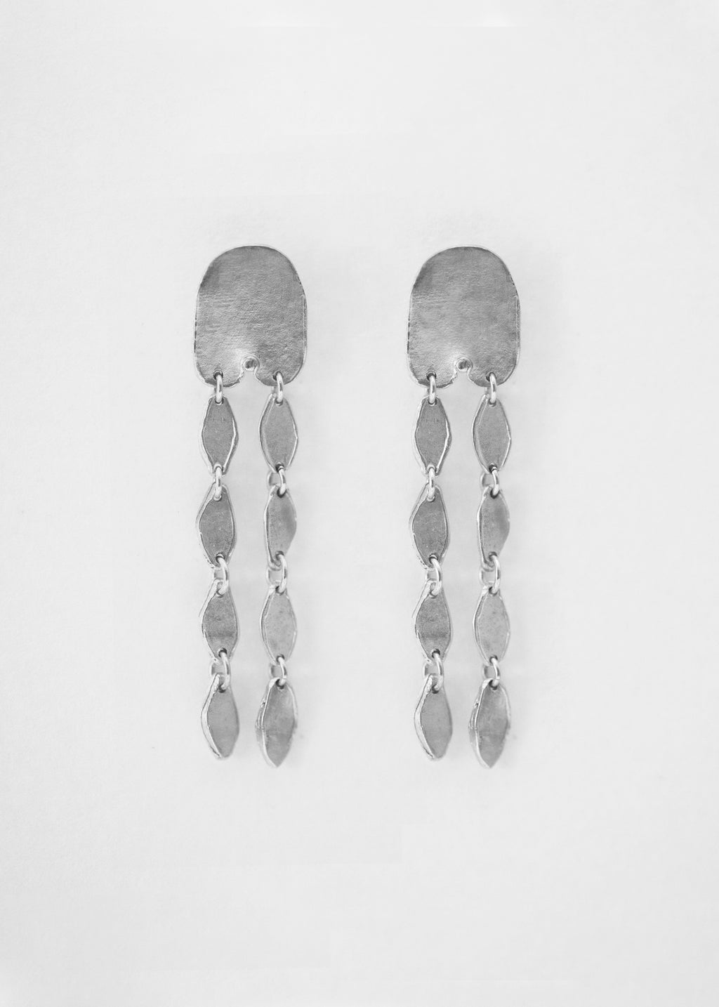 Pendientes hechos a mano largos en forma de cadena, en plata. Foto detalle de producto. 