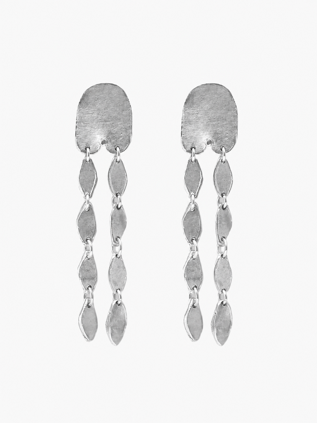 Pendientes hechos a mano largos en forma de cadena, en plata. Foto detalle de producto. 