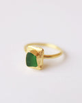 Anillo artesanal bañado en oro con cristal verde natural. Diseño escultural hecho a mano. Foto detalle.
