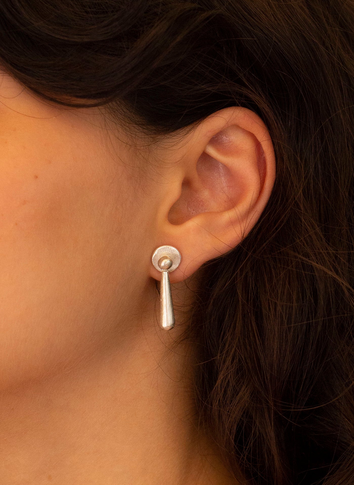Pendientes hechos a mano con forma de lágrima, en plata e Inspirados en las gotas del mar de la Costa Brava, Cataluña. Foto detalle modelo