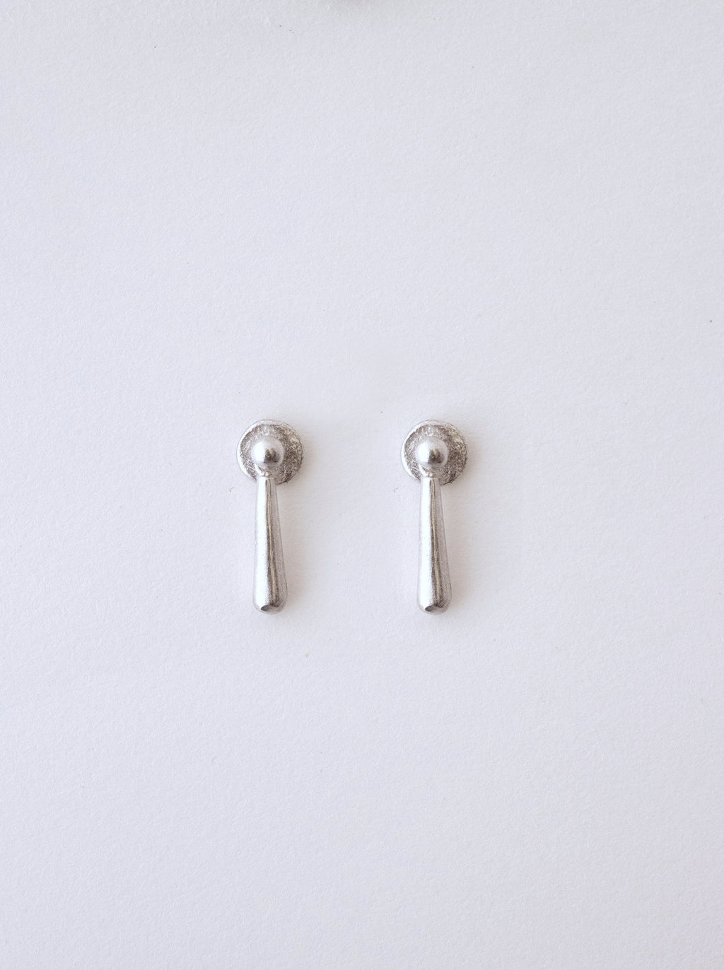 Pendientes hechos a mano con forma de lágrima, en plata e Inspirados en las gotas del mar de la Costa Brava, Cataluña. Foto detalle. 