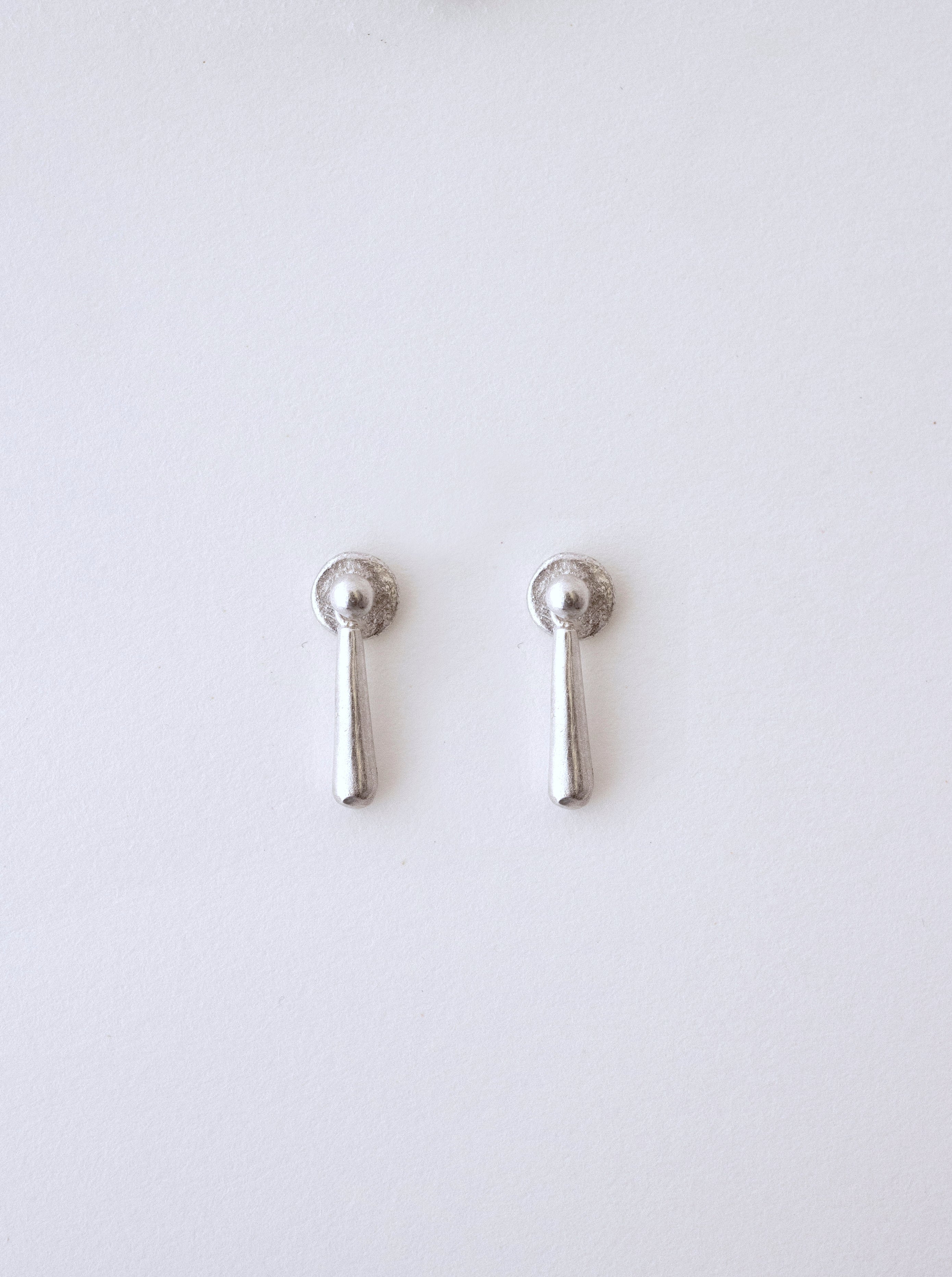 Pendientes hechos a mano con forma de lágrima, en plata e Inspirados en las gotas del mar de la Costa Brava, Cataluña. Foto detalle. 