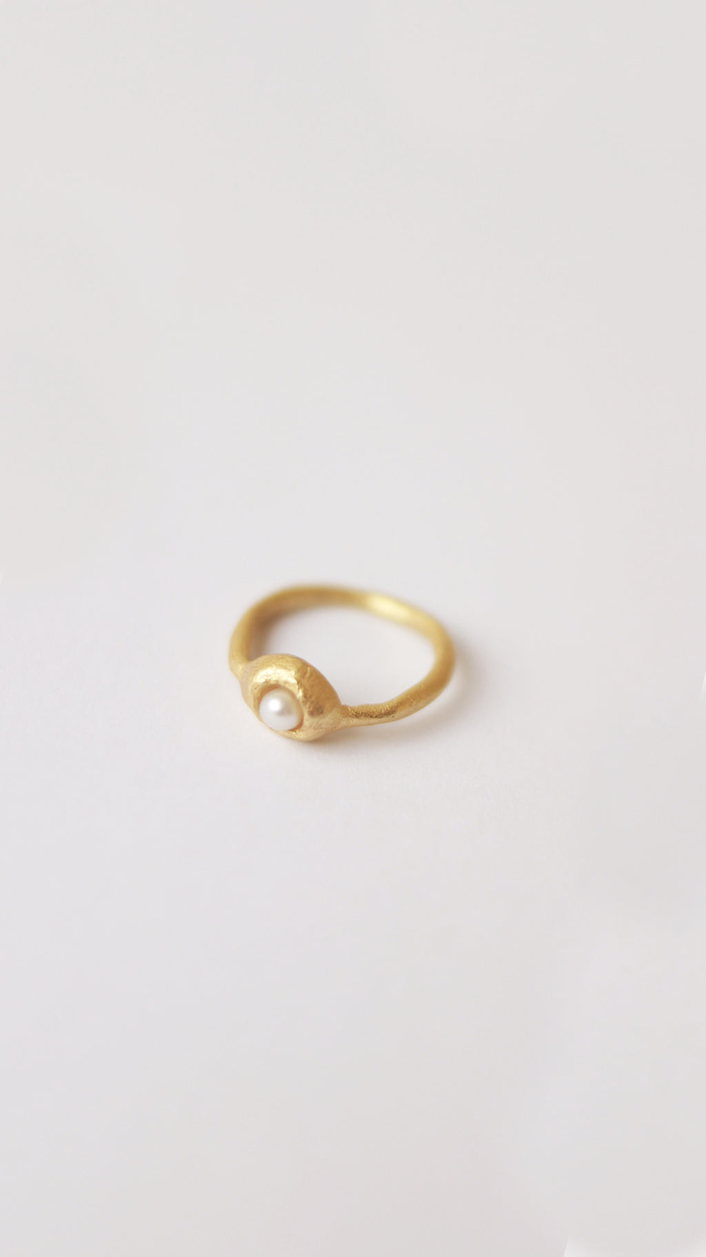 Anillo hecho a mano con perla cultivada bañado en oro. Foto detalle.