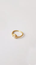 Anillo hecho a mano con perla cultivada bañado en oro. Foto detalle.