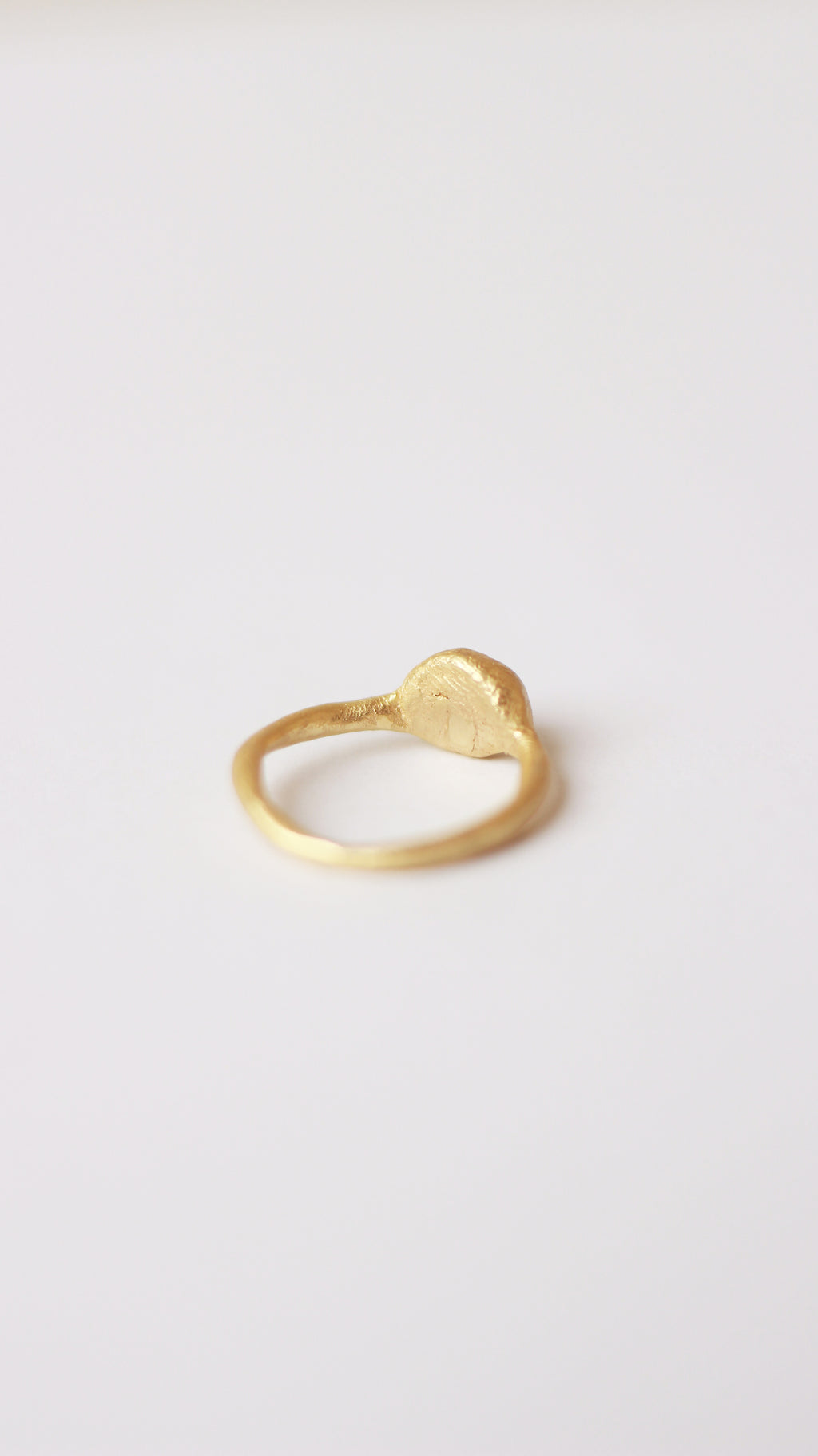 Anillo hecho a mano con perla cultivada bañado en oro. Foto detalle.