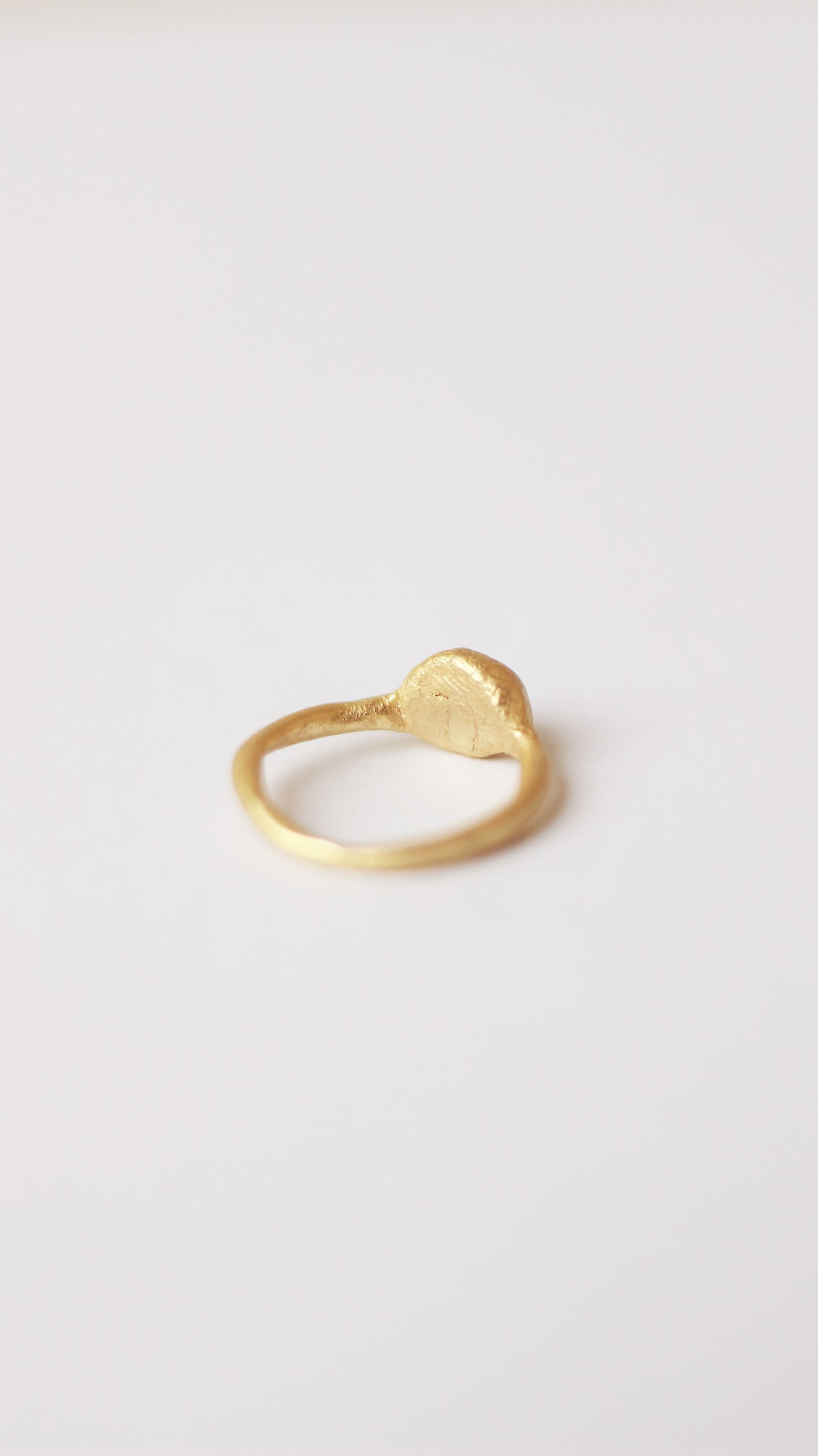 Anillo hecho a mano con perla cultivada bañado en oro. Foto detalle.