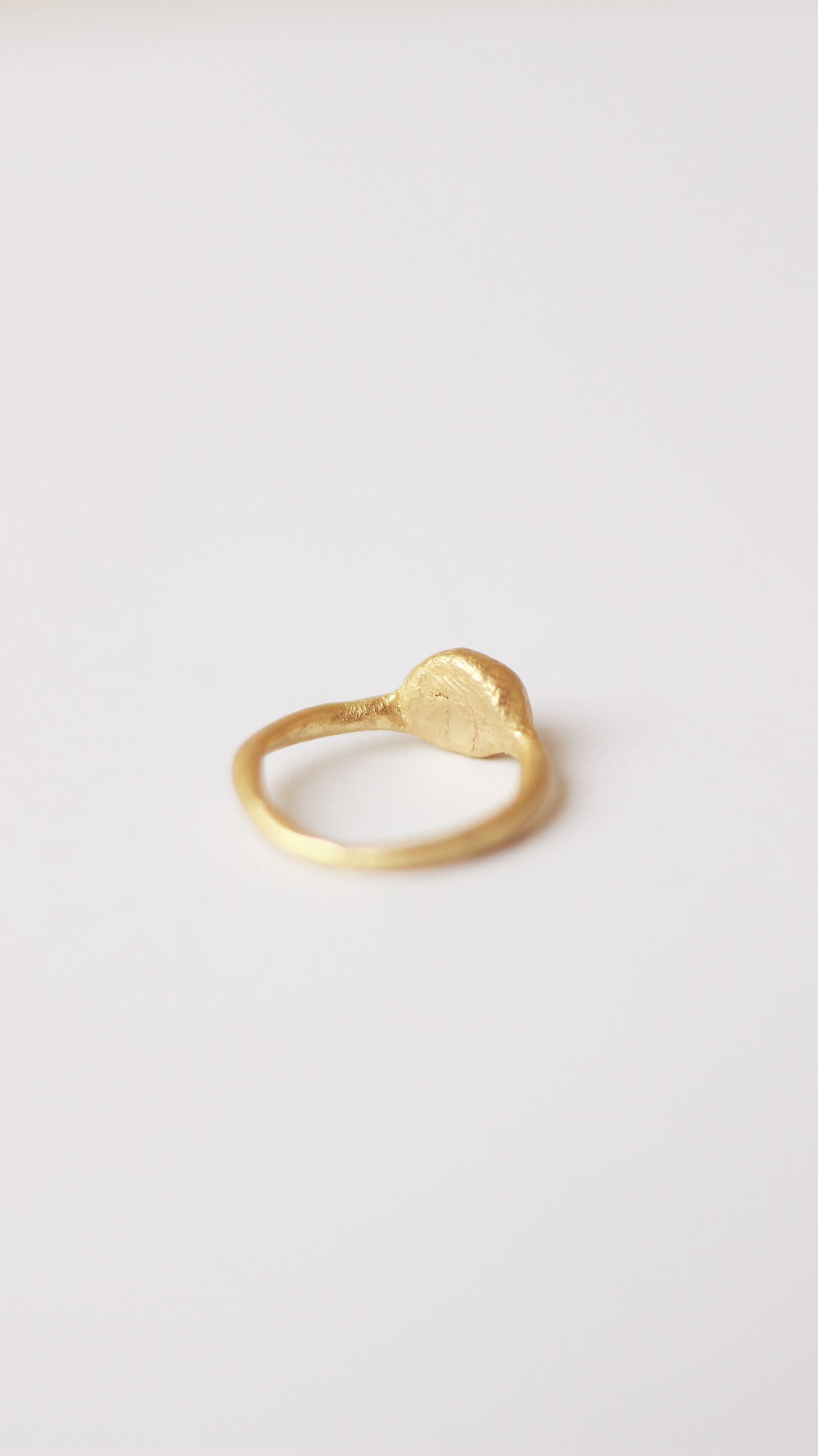 Anillo hecho a mano con perla cultivada bañado en oro. Foto detalle.