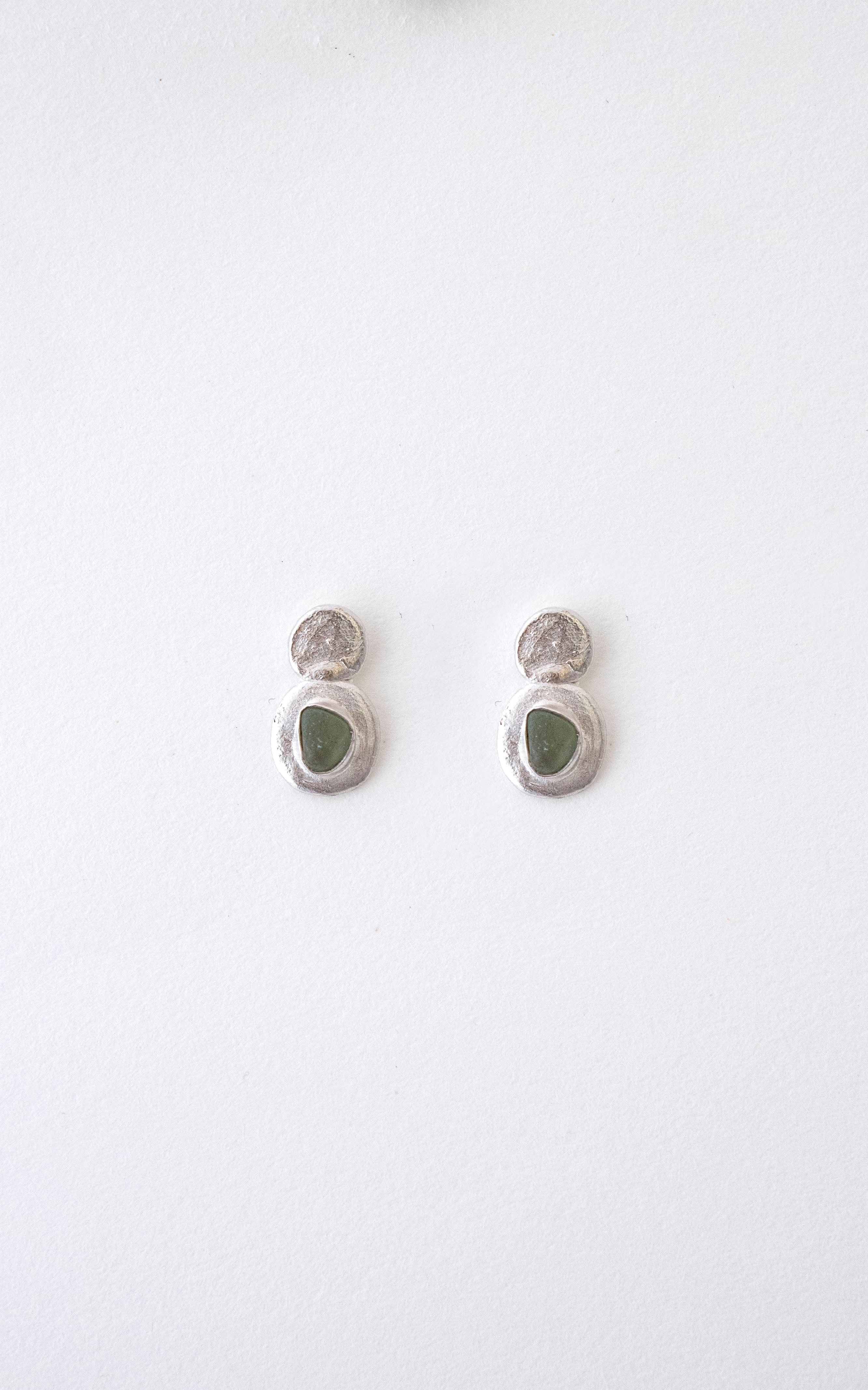 Pendientes artesanales con cristales verdes clavados y detalles en la parte superior, en plata. Foto detalle producto. 
