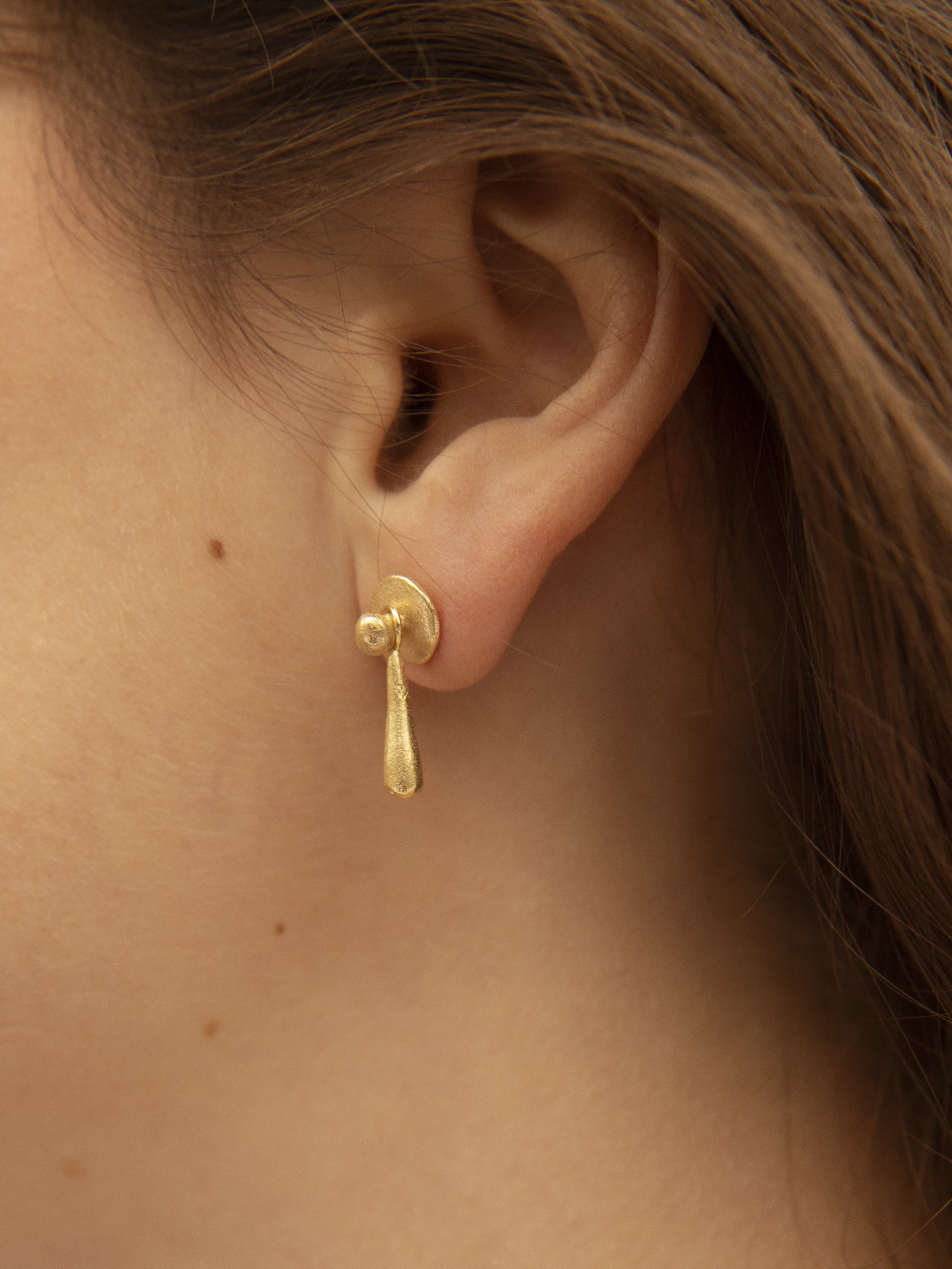 Pendientes hechos a mano con forma de lágrima, bañados en oro e Inspirados en las gotas del mar de la Costa Brava, Cataluña. Foto detalle modelo