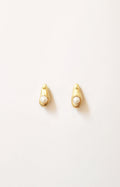 Pendientes artesanales en forma de gota con una perla cultivada incrustada, bañados en oro. Foto detalle.