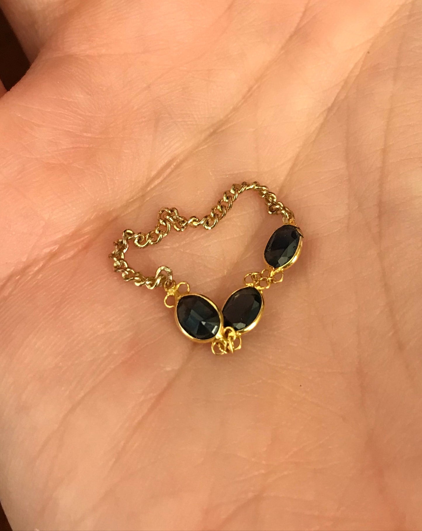 Anillo de cadena, oro y zafiros