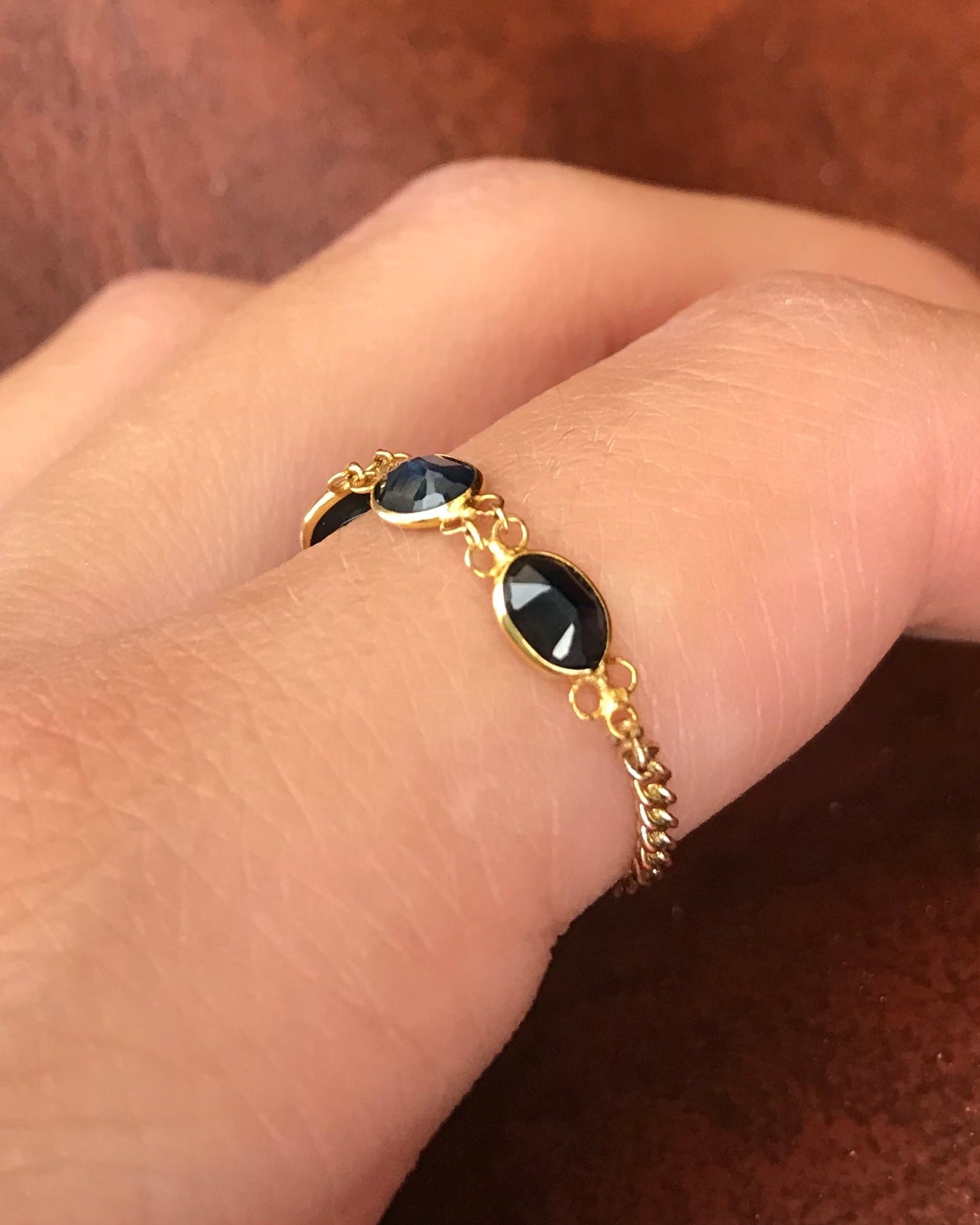 Anillo de cadena, oro y zafiros