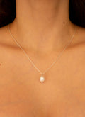 Colgante de plata con perla natural cultivada. Foto detalle con modelo.