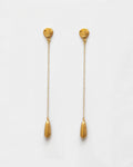 Pendientes bañados en oro en forma de lágrima con cadena. Foto detalle.