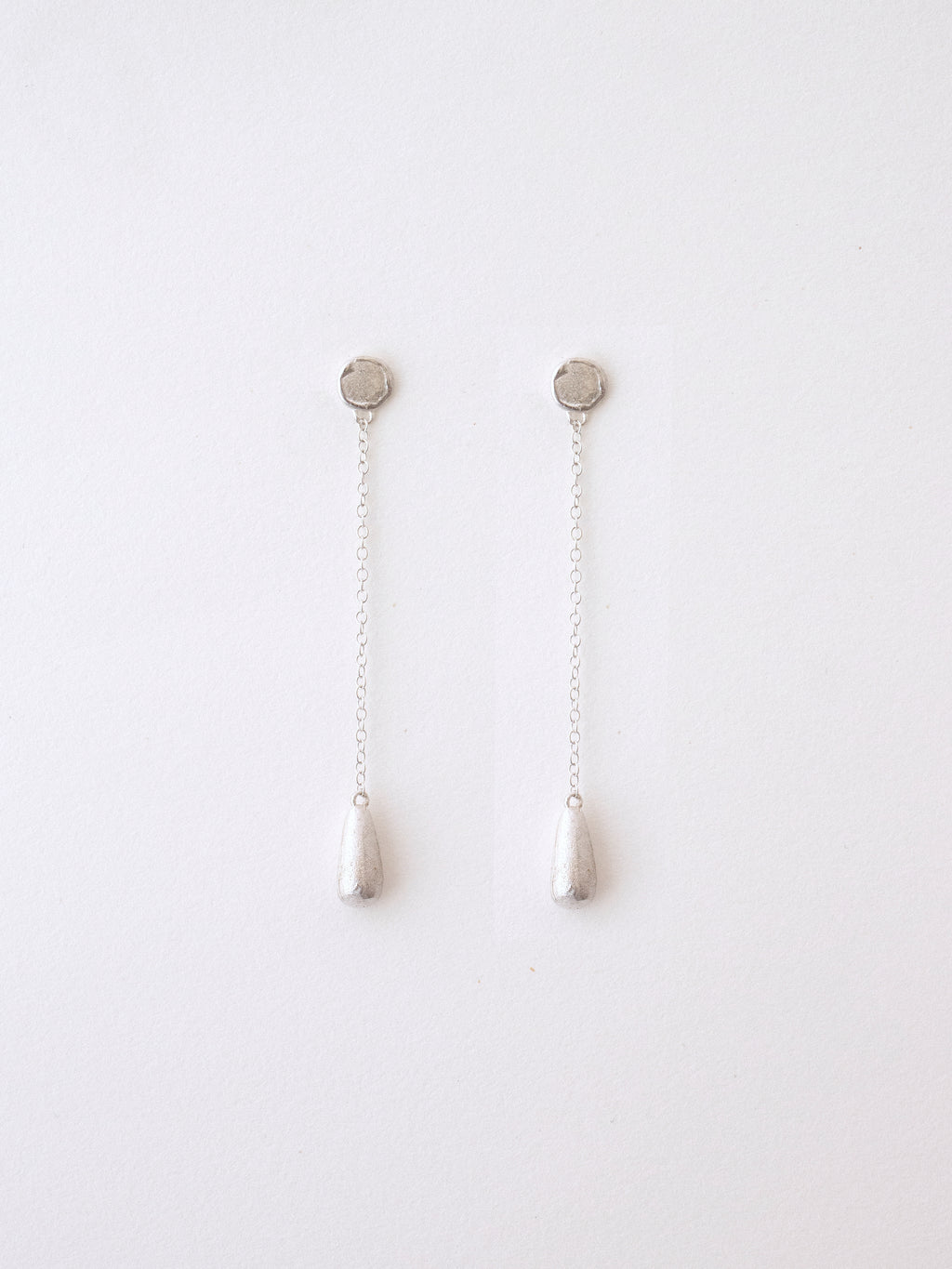 Pendientes de plata en forma de lágrimas con cadena. Foto detalle.