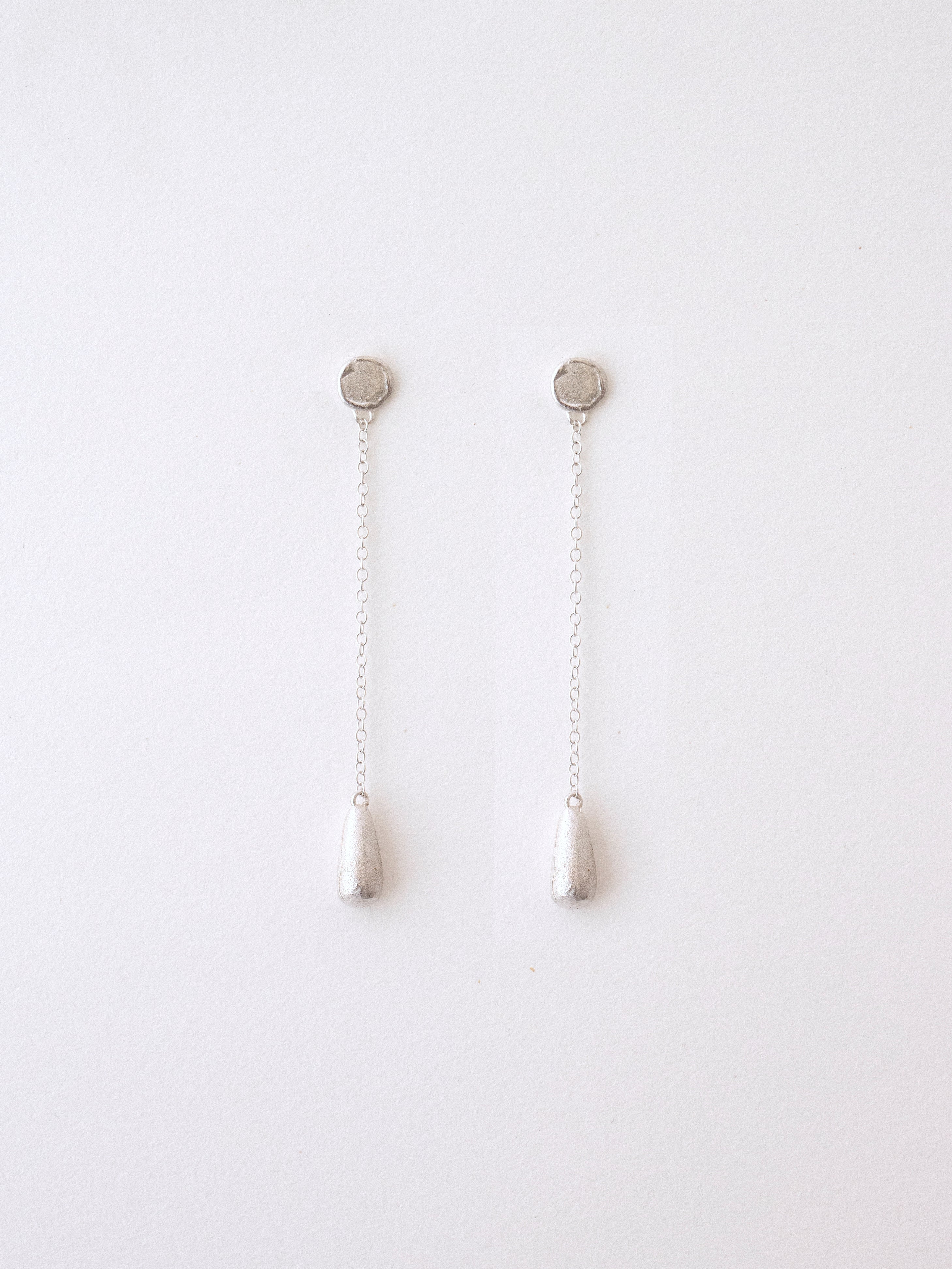 Pendientes de plata en forma de lágrimas con cadena. Foto detalle.