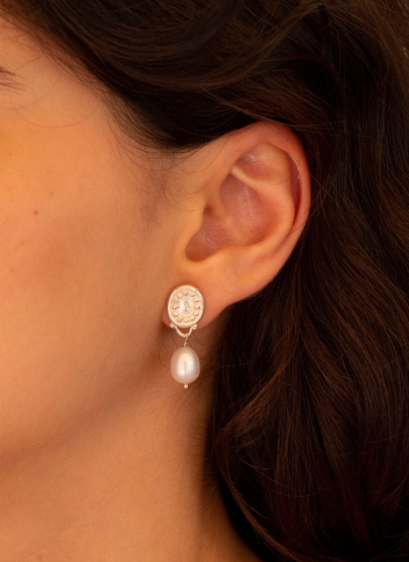 Pendientes de plata con perlas cultivadas. foto detalle con modelo.