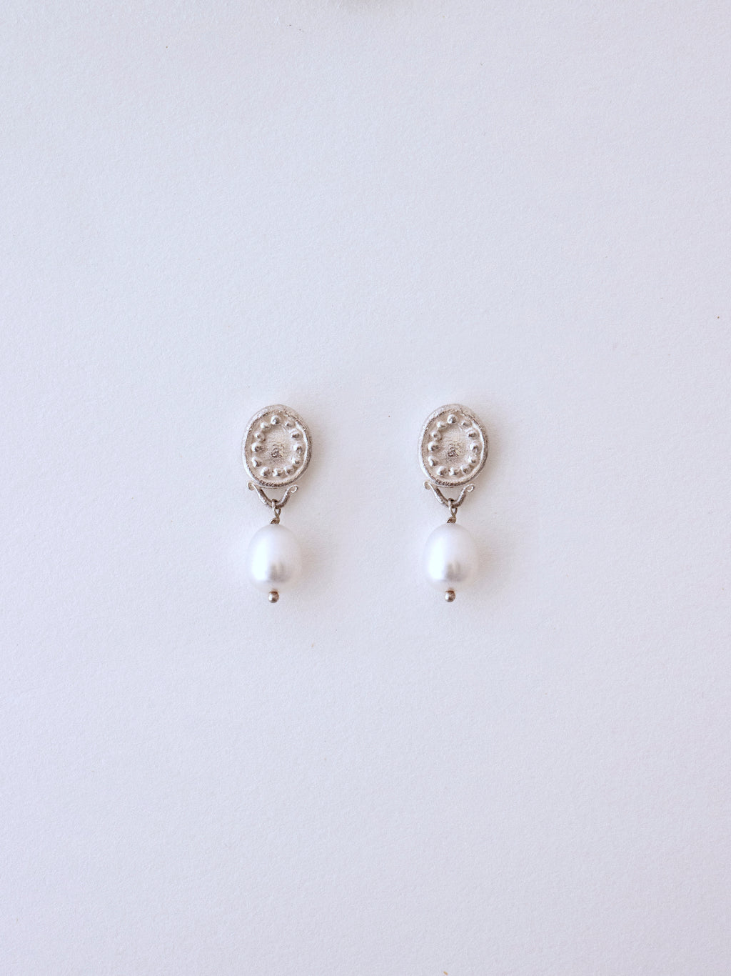 Pendientes de plata con perlas cultivadas. foto detalle.