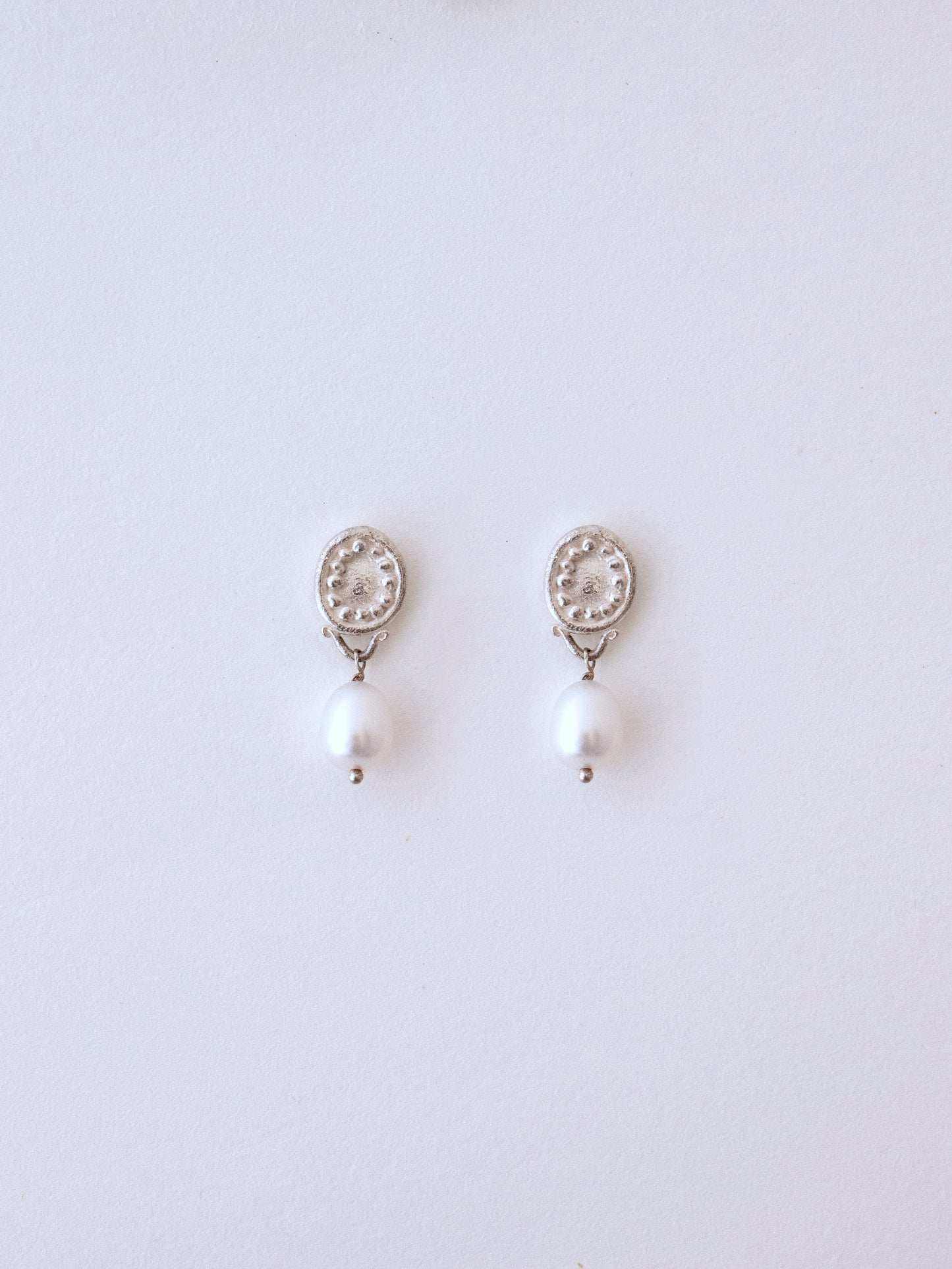 Pendientes de plata con perlas cultivadas. foto detalle.