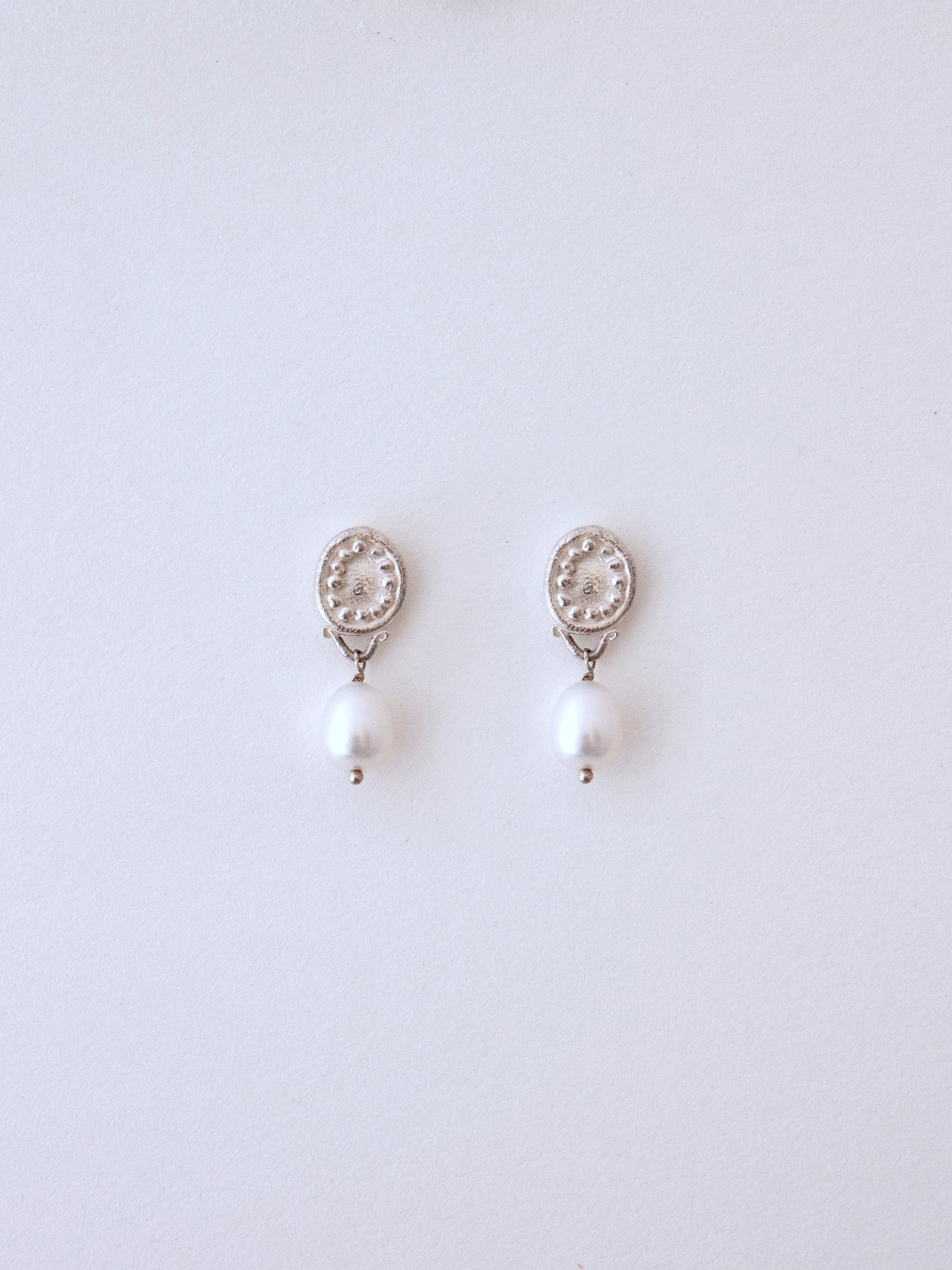 Pendientes de plata con perlas cultivadas. foto detalle.
