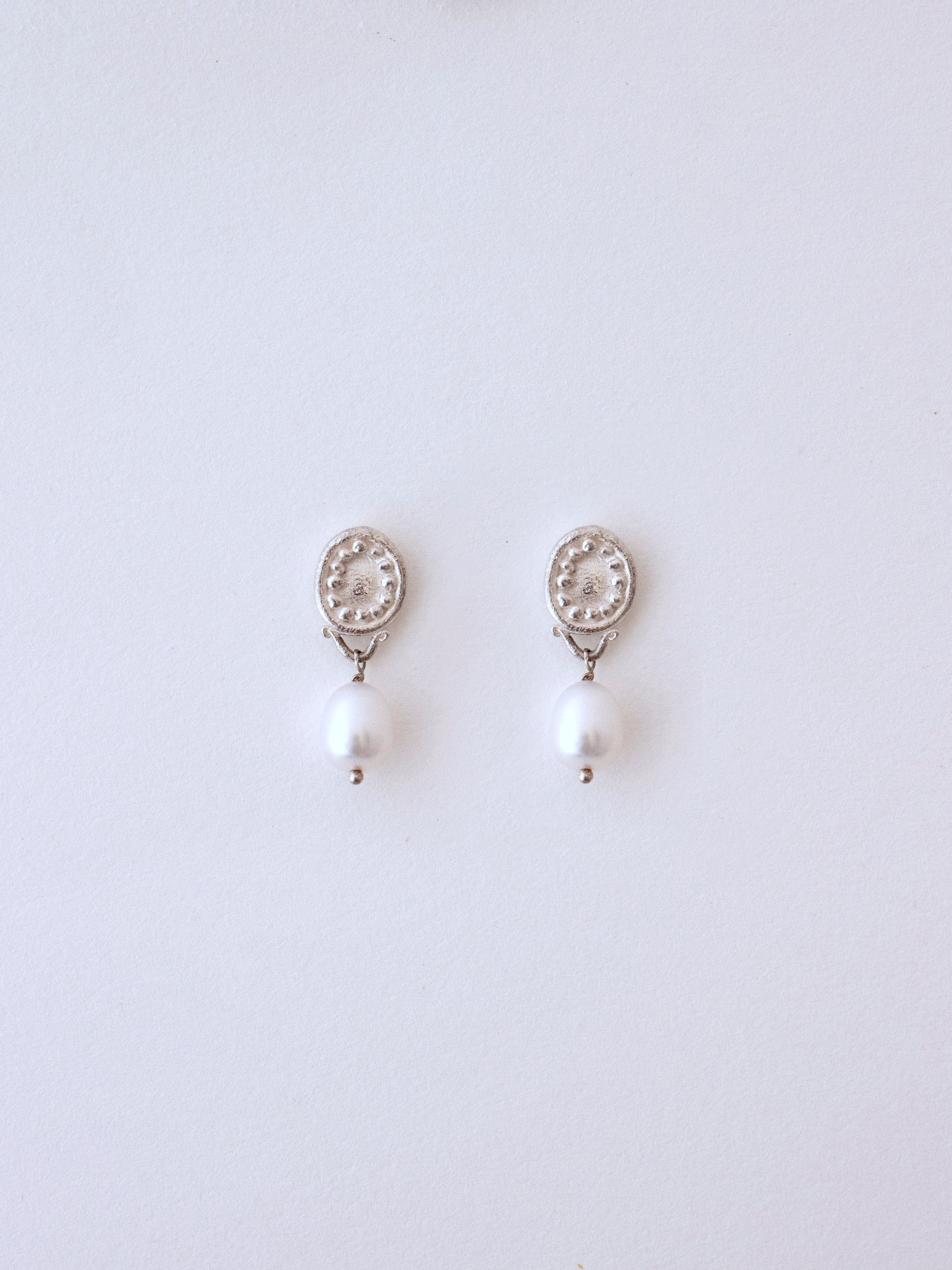 Pendientes de plata con perlas cultivadas. foto detalle.
