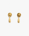 Pendientes bañados en oro. Foto detalle.