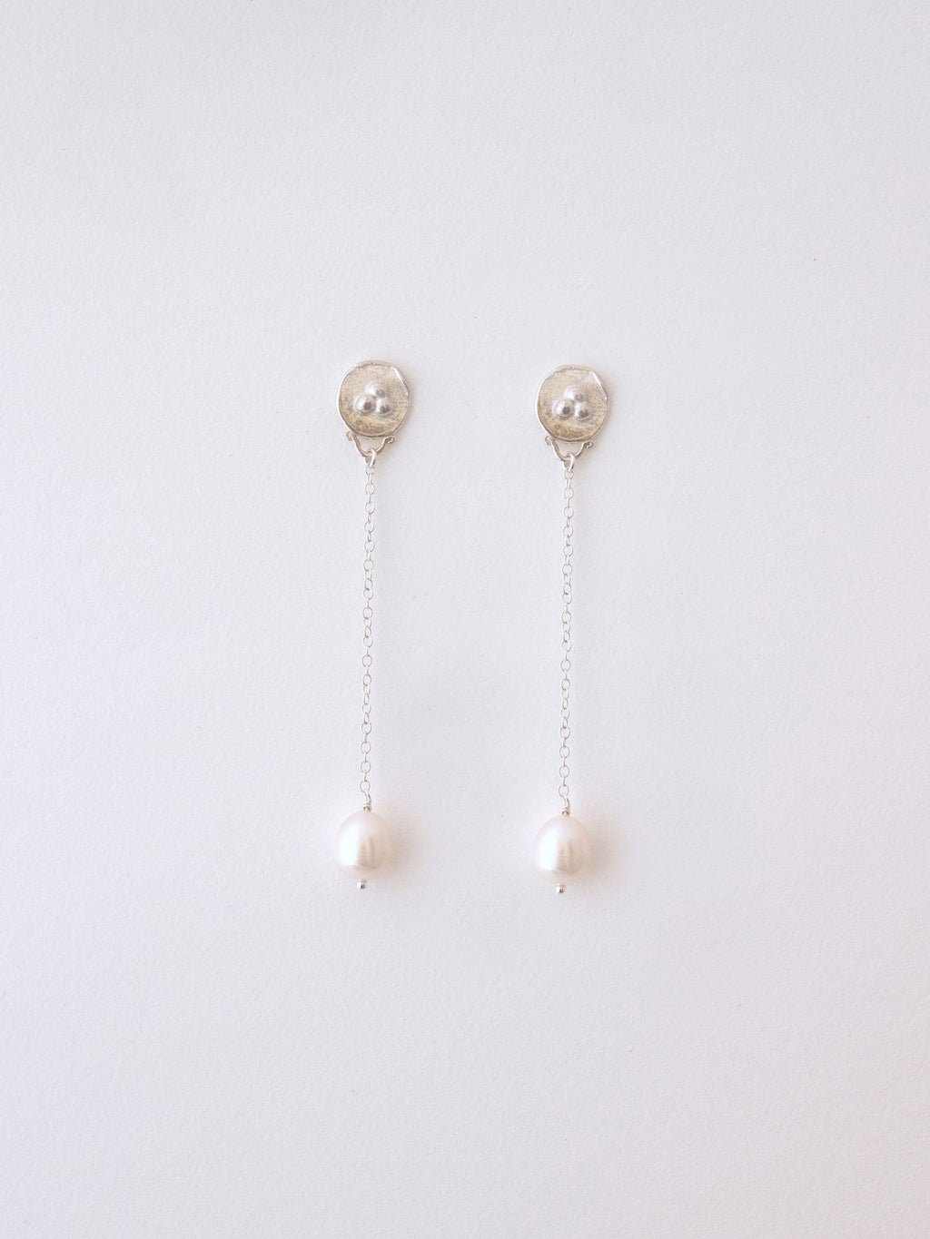 Pendientes de plata con perlas cultivadas. Foto detalle.