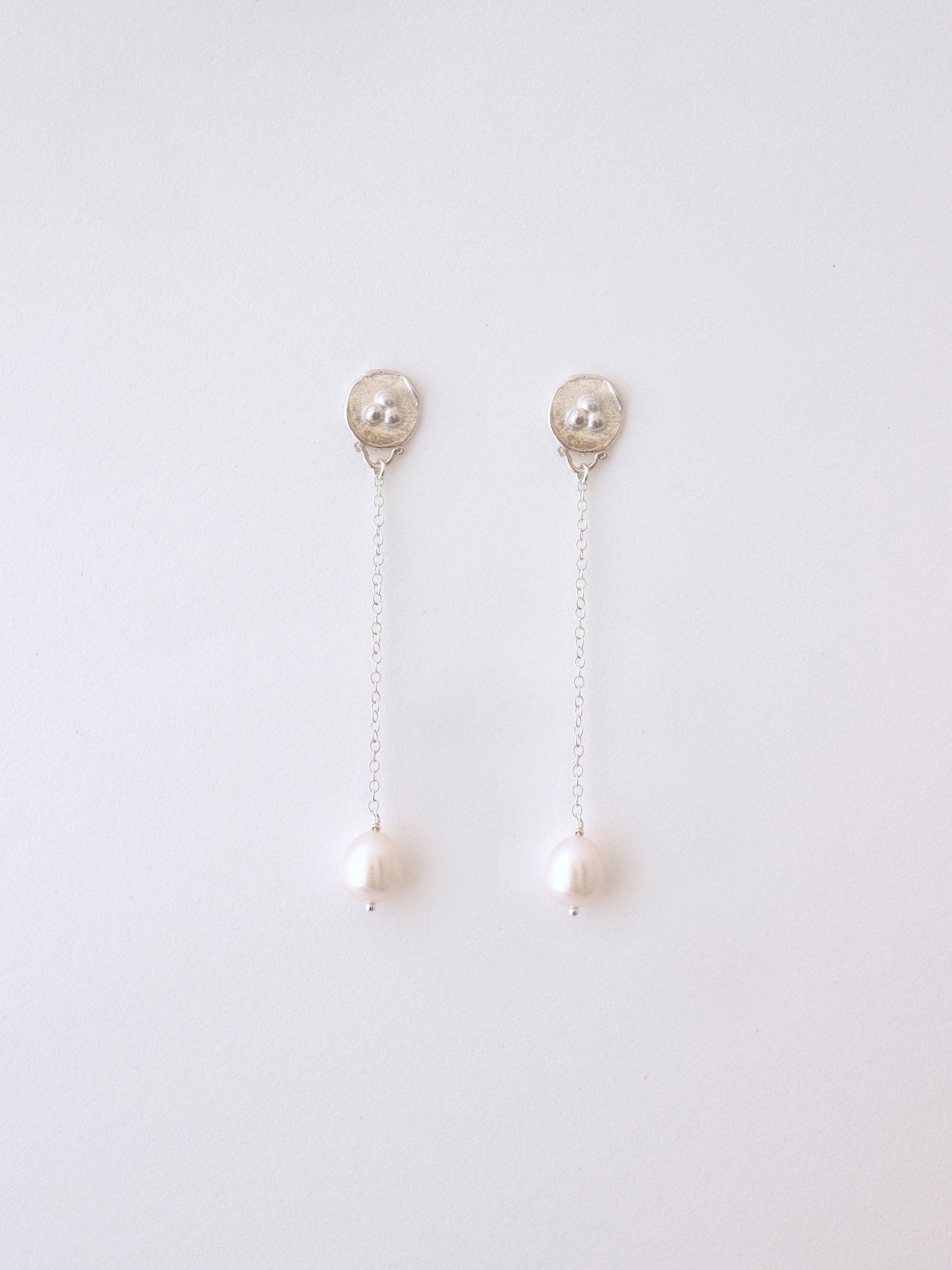 Pendientes de plata con perlas cultivadas. Foto detalle.