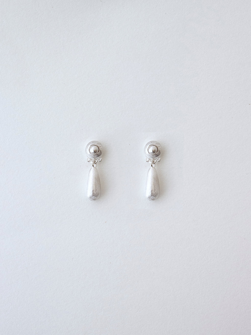 Pendientes de plata alargados. Foto detalle.