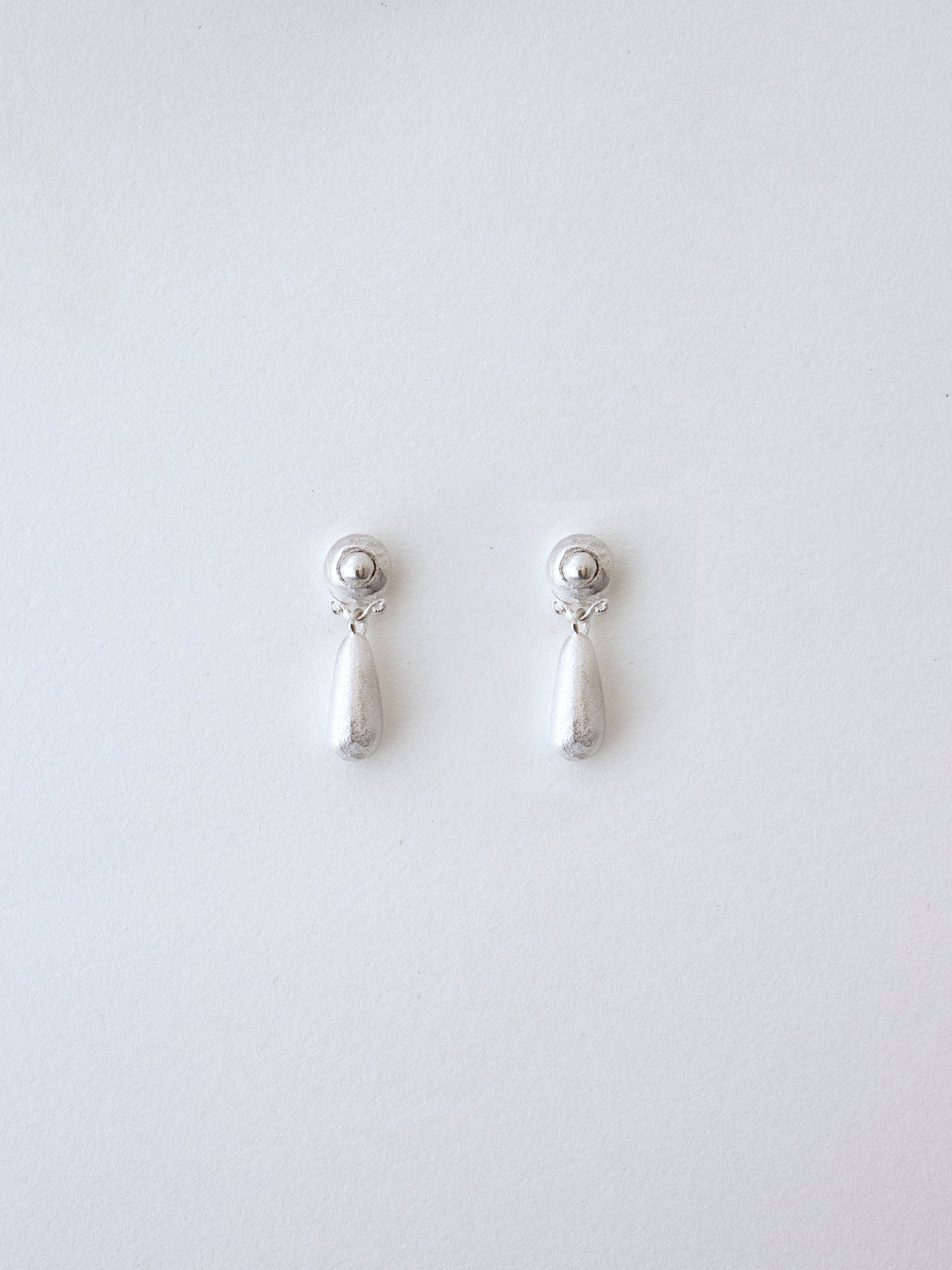 Pendientes de plata alargados. Foto detalle.
