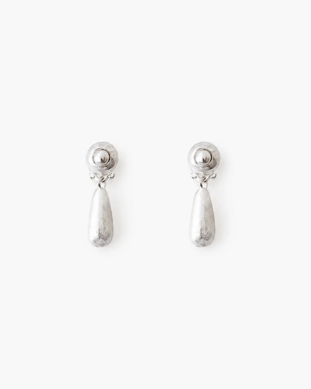 Pendientes de plata alargados. Foto detalle.