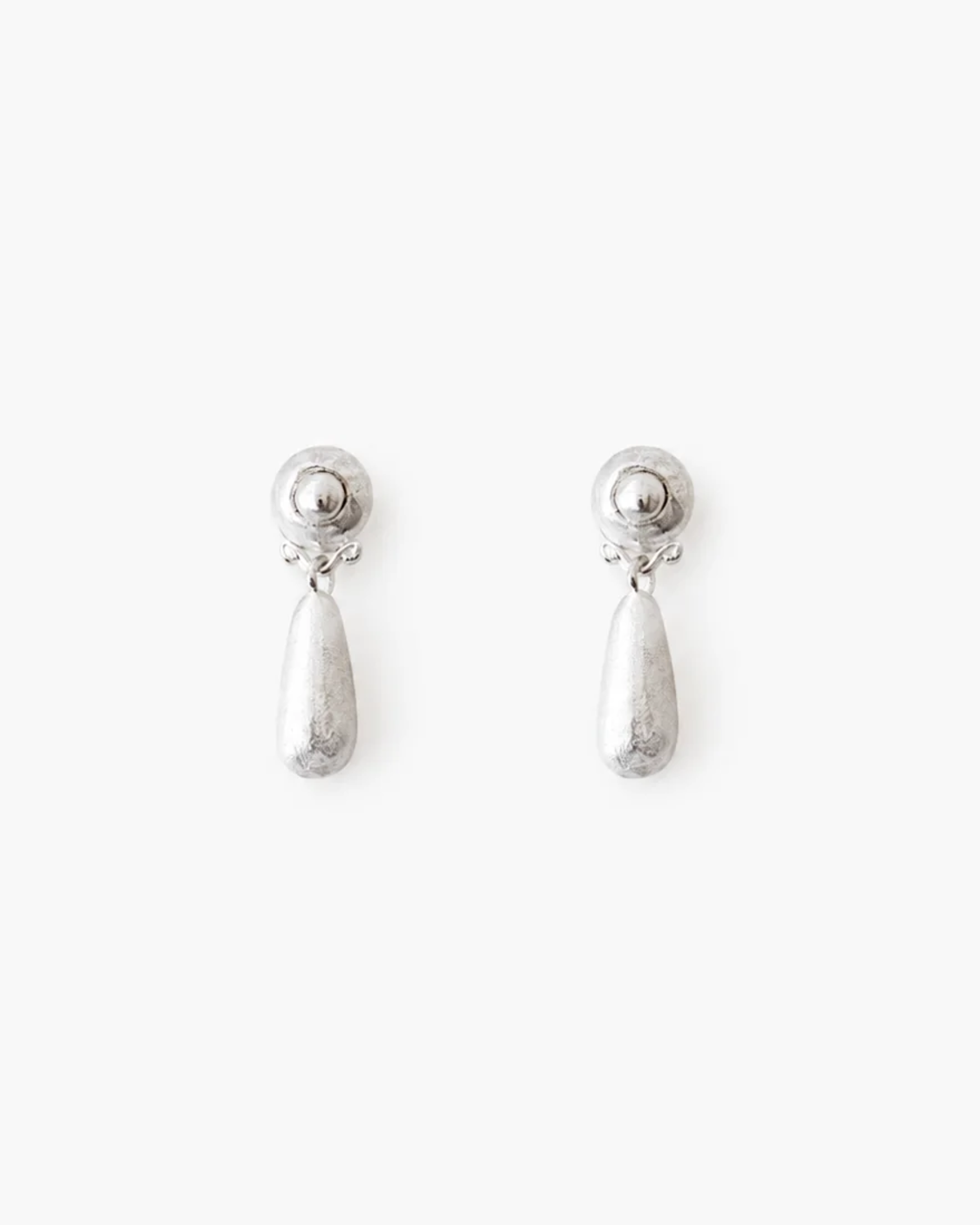 Pendientes de plata alargados. Foto detalle.